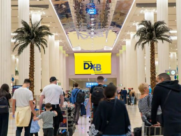 هل تخطط لاستخدام المترو من مطار دبي الدولي (DXB)؟ إليك كل ما تحتاج لمعرفته حول المواعيد وسياسة الأمتعة والطرق