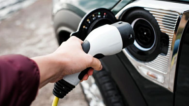 كيف ستتغير اقتصاديات محطات الوقود في مستقبل شحن السيارة الكهربائية