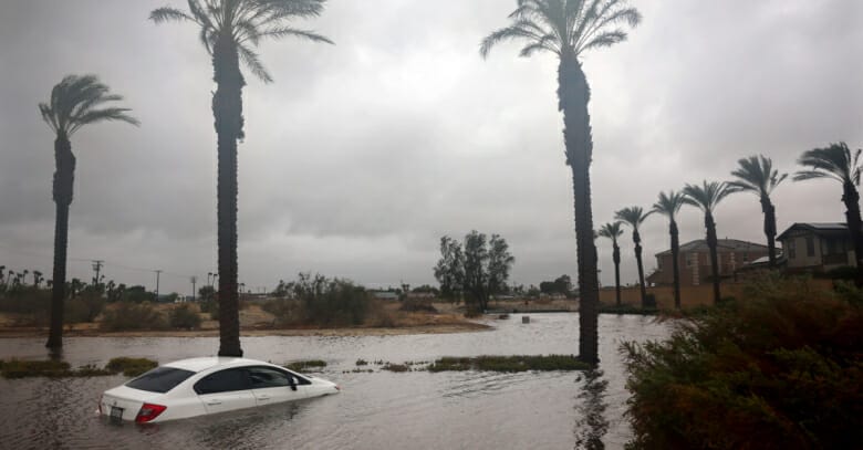 العاصفة الاستوائية هيلاري تعيث فسادا في ولاية كاليفورنيا