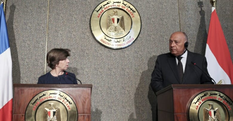 وزيرا خارجية مصر وفرنسا يطالبان بتقديم المساعدات لغزة عبر معبر رفح